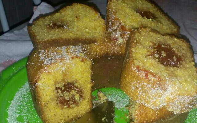 Broa de fubá com goiabada