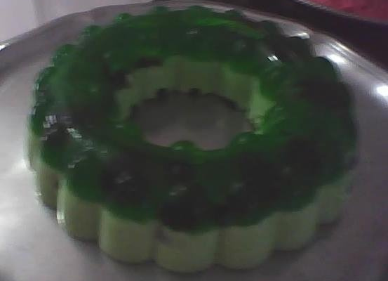 Gelatina de limão com pedaços de uva