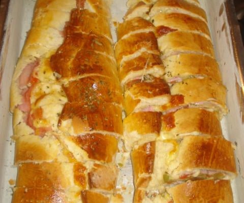 Pizza enrolada com recheio misto