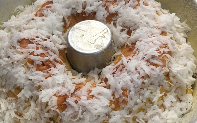 Bolo de fubá com coco