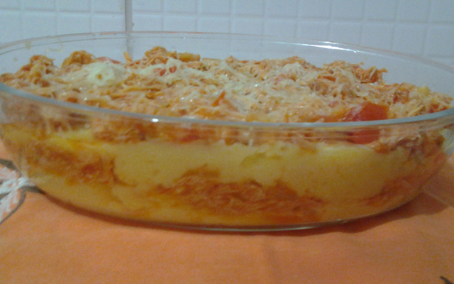 Polenta recheada com frango