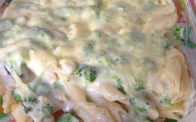 Macarrão com brócolis e bacon gratinado