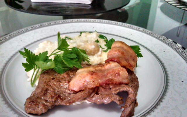 Filé mignon e bacon grelhados com com arroz a piamontese
