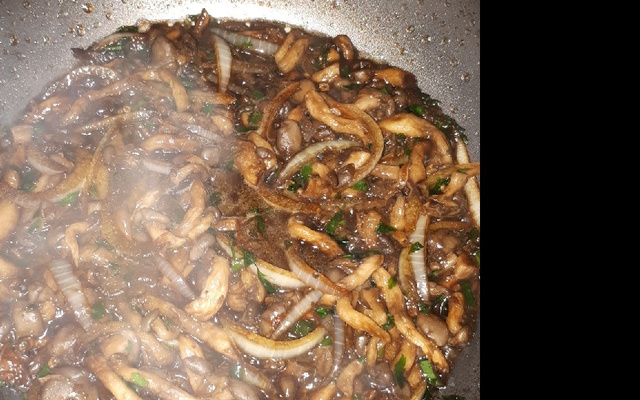 Cogumelo shimeji frito na manteiga