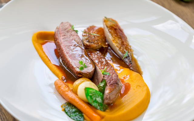 Escalope de contrafilé com creme de cenoura, cebola caramelizada ao molho de malbec e azeite