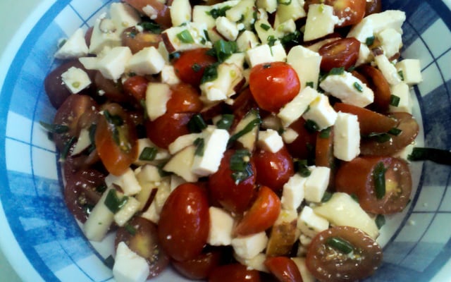 Salada de tomate cereja com queijo e maçã (light)