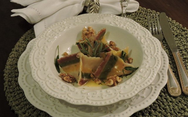 Sacottini de emmenthal com abacaxi ao molho de manteiga