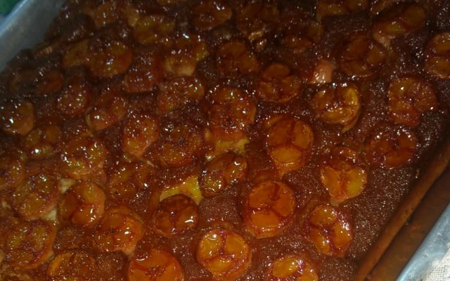 Bolo invertido de banana caramelada de liquidificador