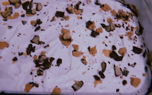 Bombom na travessa com chantilly e bombom