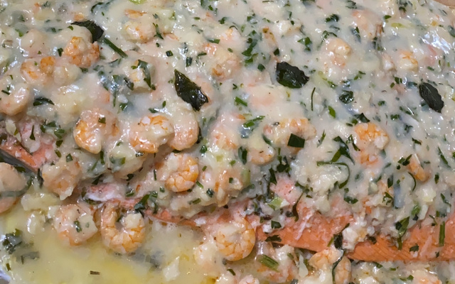 Macarrão com salmão e camarão