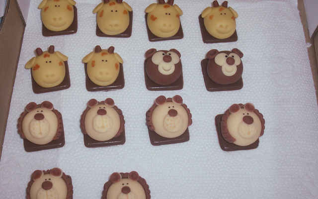 Docinhos modelados com leite ninho e leite condensado