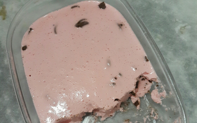 Mousse de morango com biscoito de morango