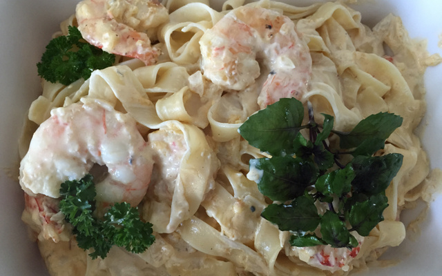 Fettuccine com camarões ao molho de nata e gorgonzola