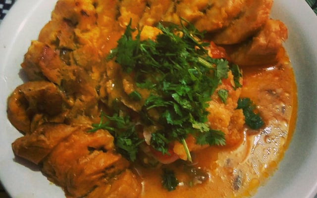 Peixe com banana da terra