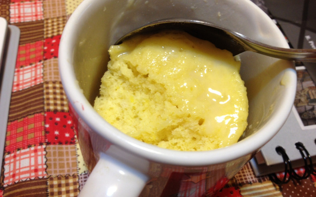 Bolo de laranja de caneca