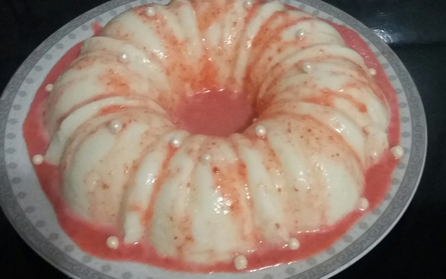 Manjar de coco com calda mousse de morango