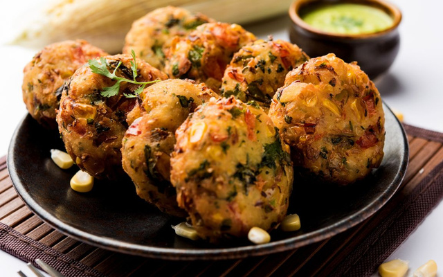 Bolinho de milho com bacalhau