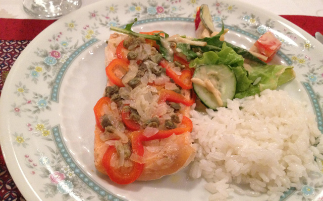 Salmão com pimentão vermelho, cebola e alcaparras assado