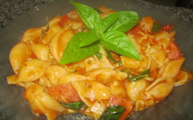 Búzios ao molho de tomate, calabresa e manjericão
