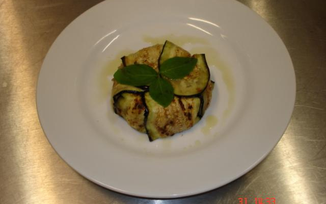 Timbalo de berinjela e batata doce, regado com azeite de manjericão