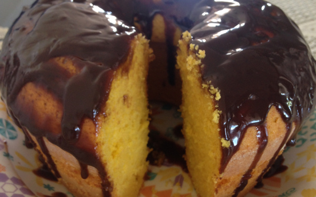 Bolo de cenoura com cobertura de caramelo