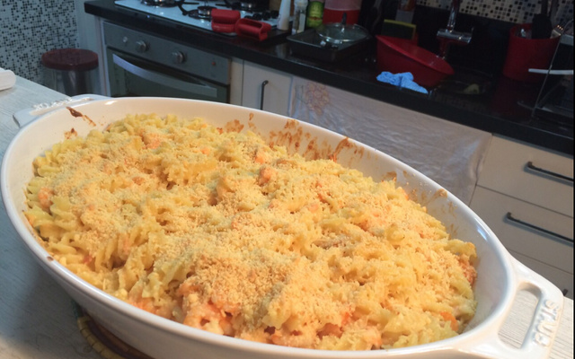 Macarrão com salmão e camarão