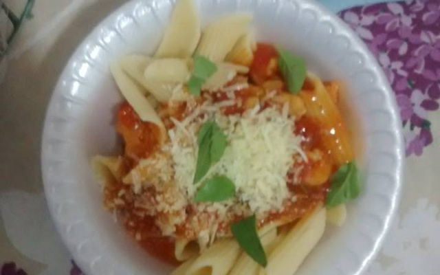 Macarrão penne com camarão