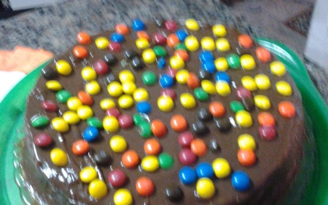 Bolo de coco com cobertura de chocolate