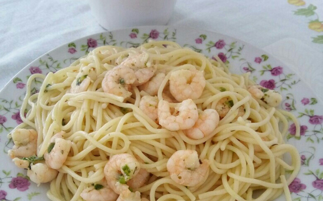 Macarrão com camarão ao alho e ervas