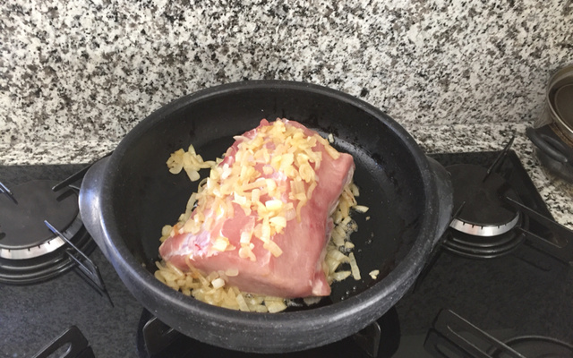 Lombo ao molho de maracujá