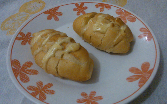 Pão francês assado com creme de alho