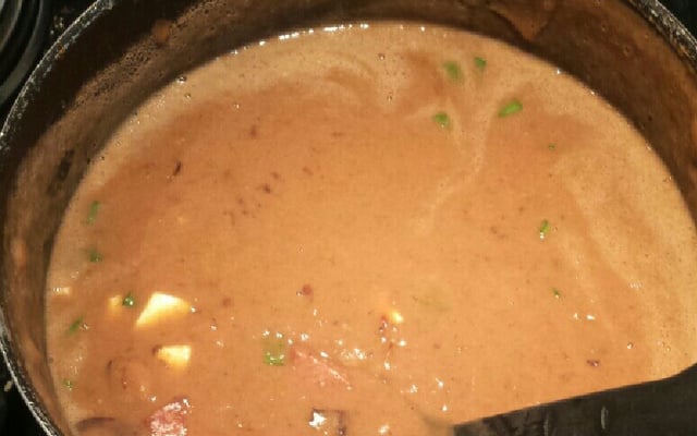 Caldo de feijão com linguiça calabresa