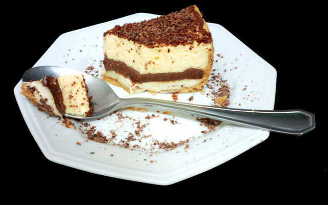 Torta de maracujá com chocolate meio amargo e branco