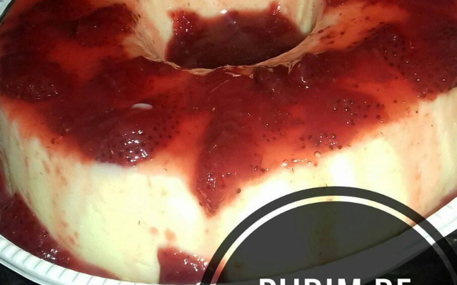 Pudim de leite em pó com morango