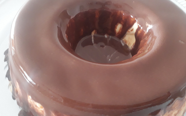 Sorvete de leite condensado com calda de chocolate