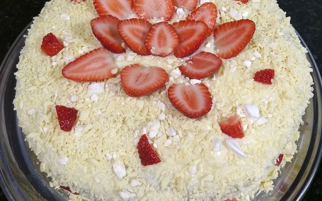 Bolo de chocolate branco e morangos