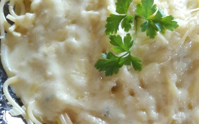 Espaguete ao quatro queijos com nozes