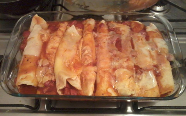 Panquecas de calabresa com parmesão, ao sugo