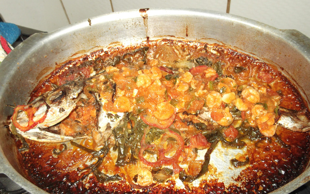 Corvina ao forno ao molho de camarão