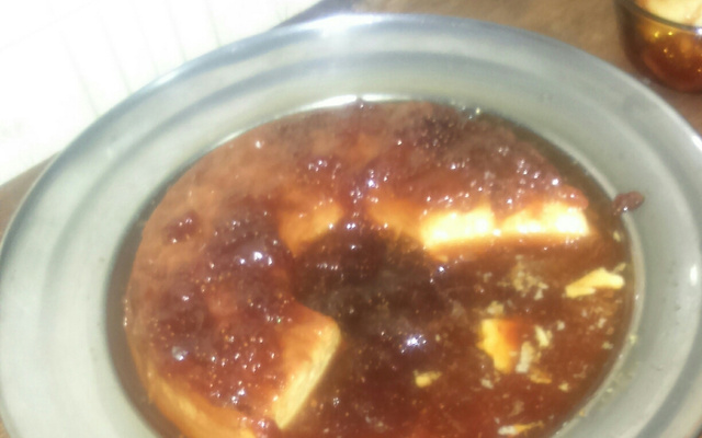 Pudim de leite com calda de morango