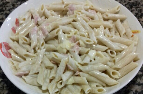 Macarrão com presunto e queijo