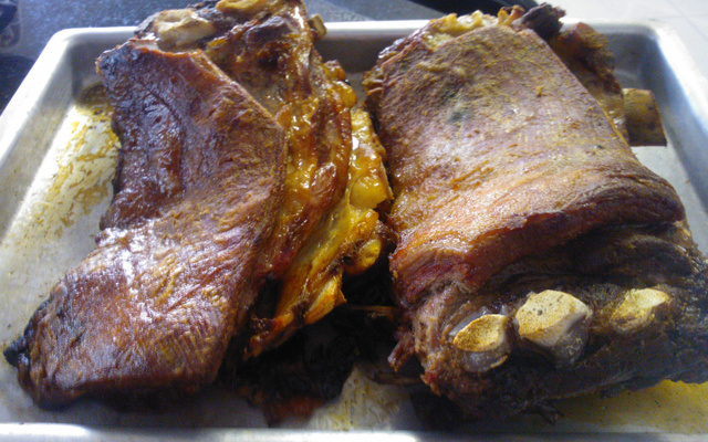 Costela seringada com farofa do pé do tempero
