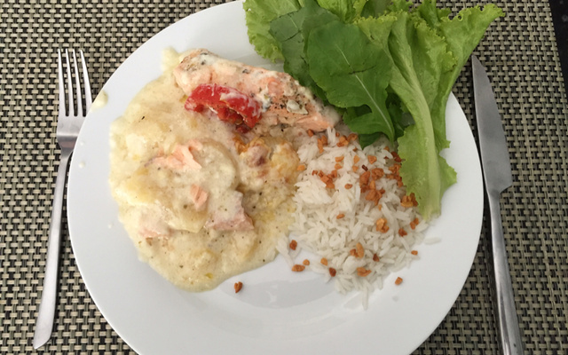 Salmão ao forno com molho branco