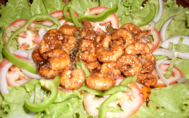 Camarão agridoce com salada verde