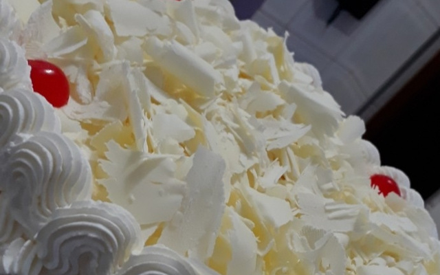 Bolo floresta branca com brigadeiro 