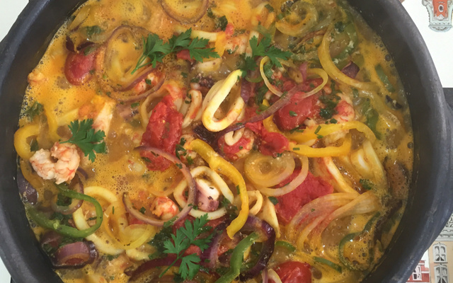 Moqueca Baiana na panela de barro