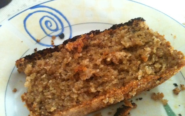 Bolo saudável com nozes e mel