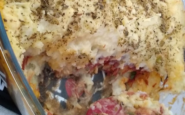 Escondidinho de carne seca com purê de batatas