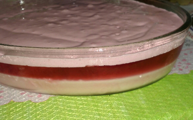 Gelatina de morango com creme de leite condensado