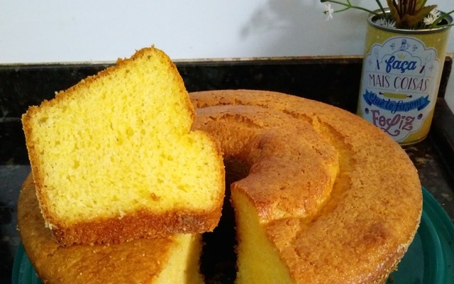 Bolo de fubá com laranja